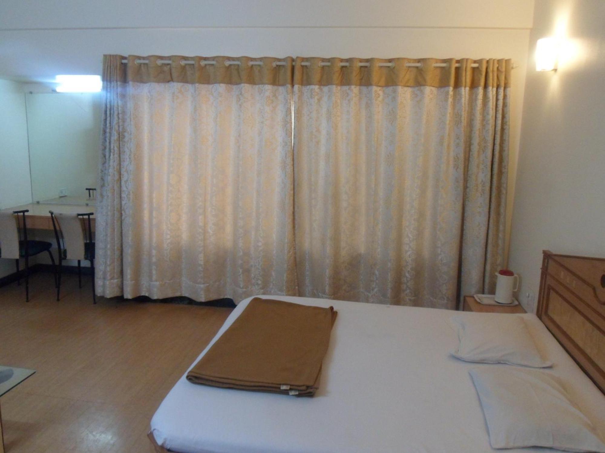 Hotel Pooja International Nashik Room photo