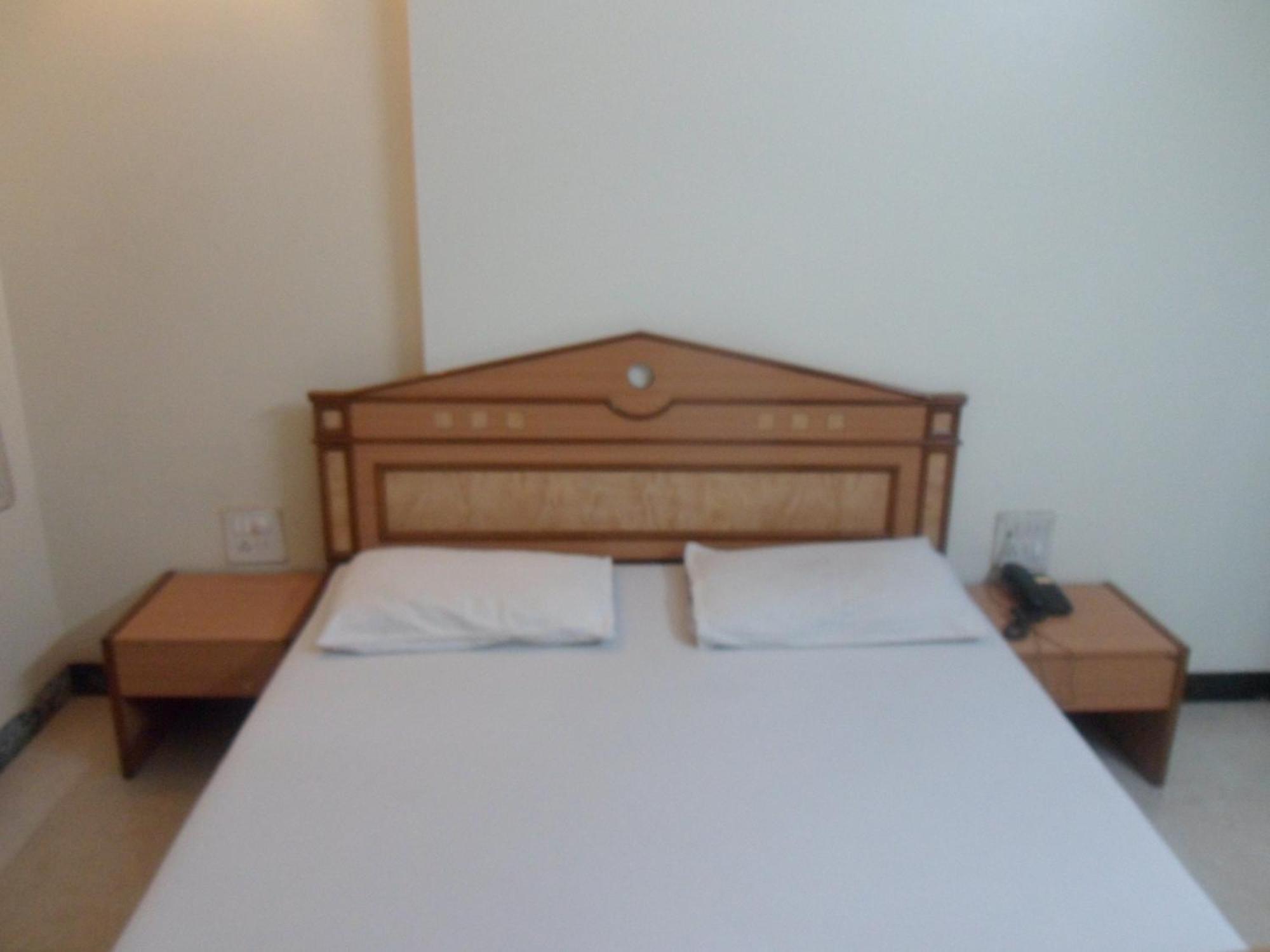 Hotel Pooja International Nashik Room photo