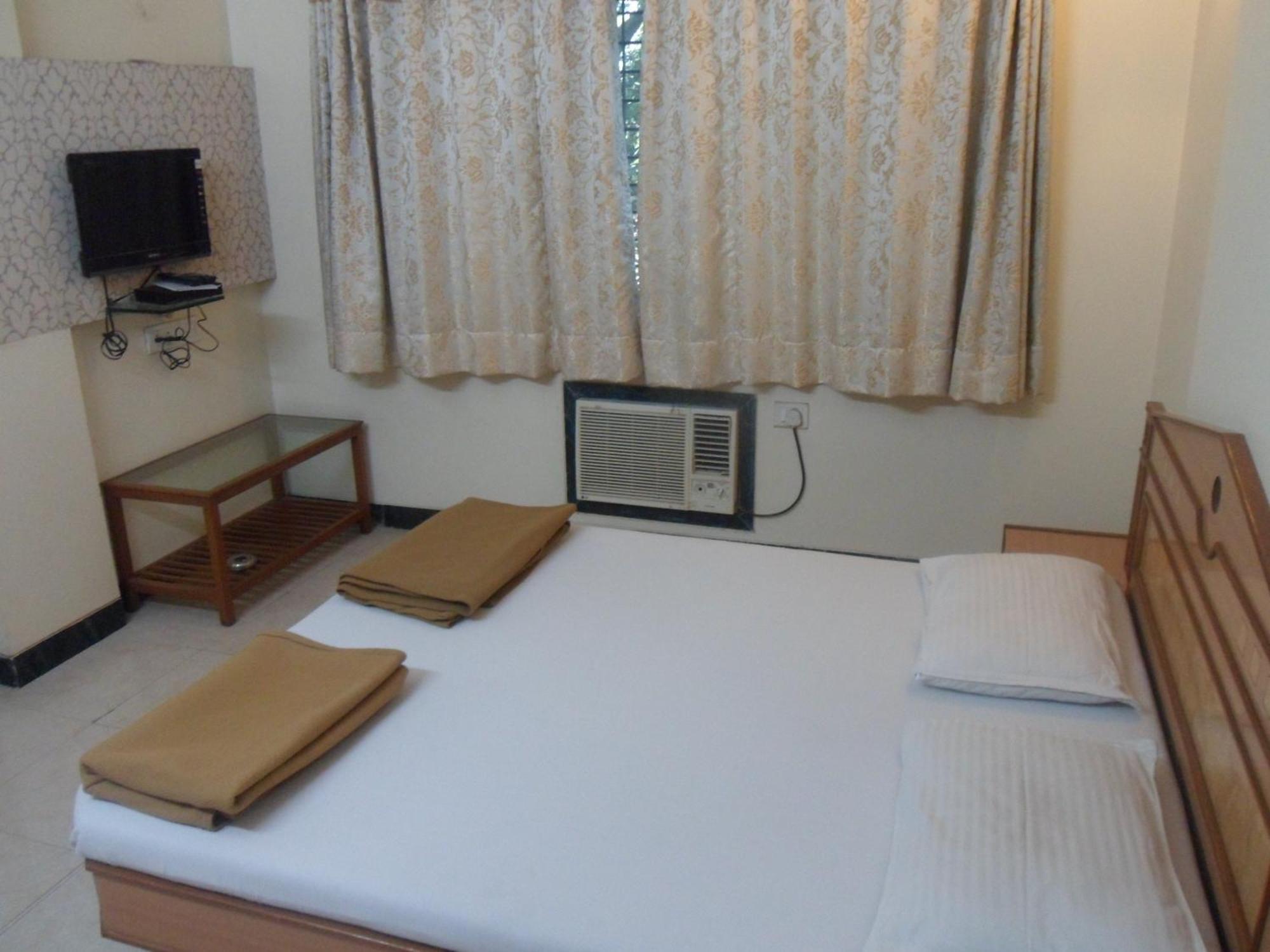 Hotel Pooja International Nashik Room photo