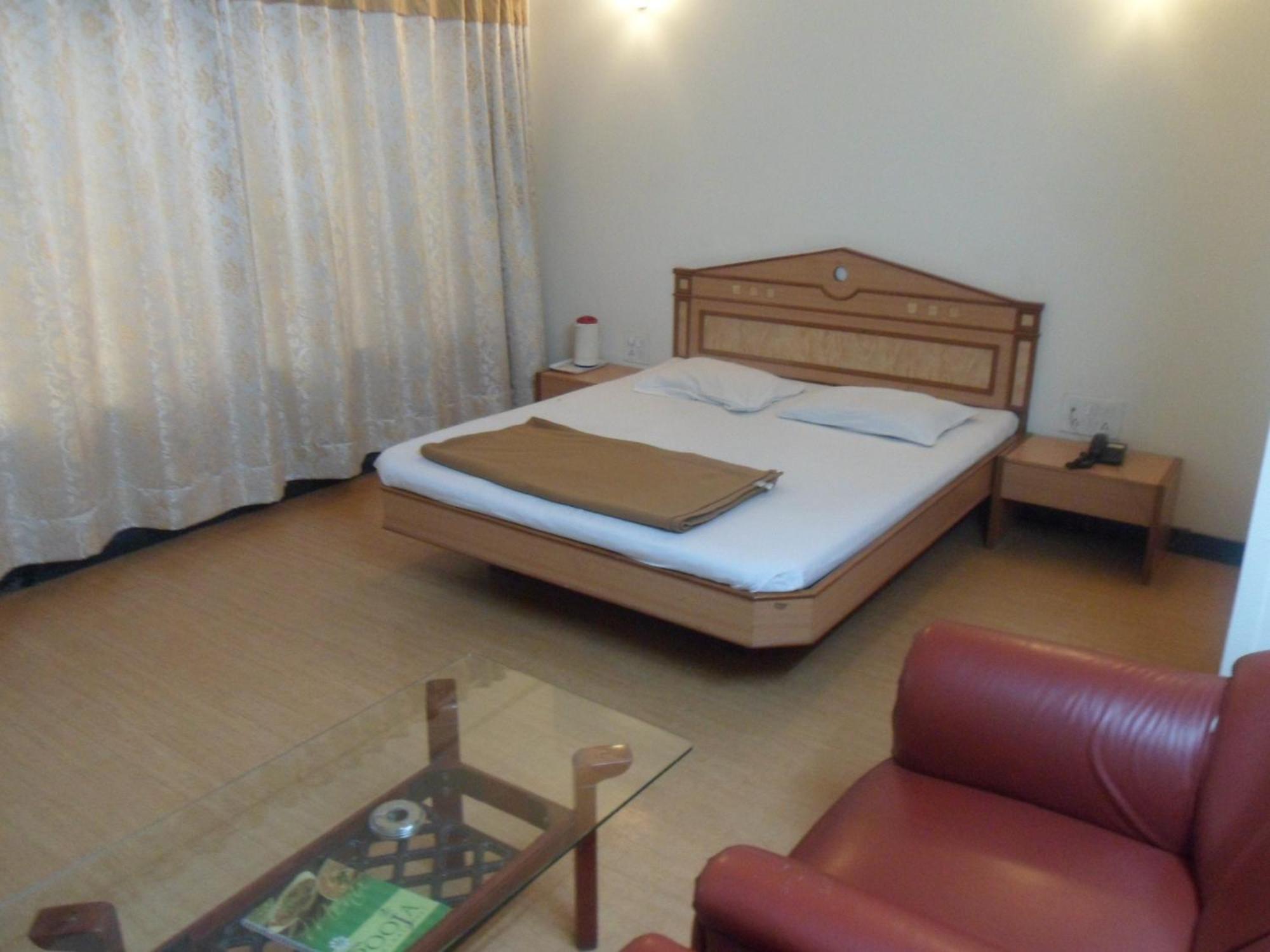 Hotel Pooja International Nashik Room photo